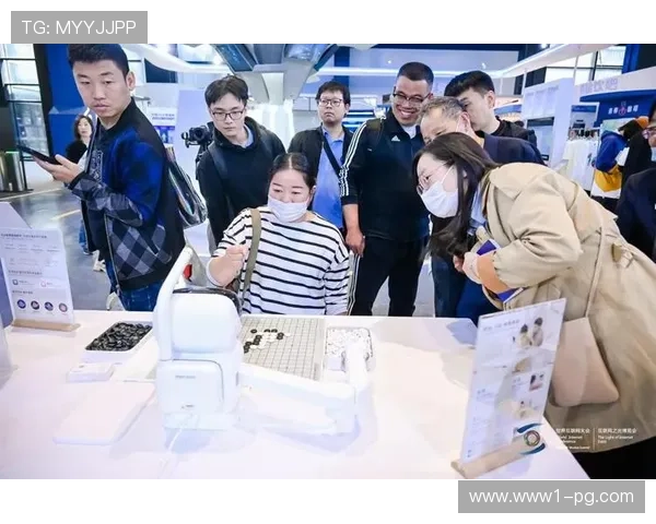 网友与机器人五子棋对弈时机器人的神奇反应引发热议瞬间成为焦点 网友与机器人五子棋对弈时机器人的神奇反应引发热议瞬间成为焦点